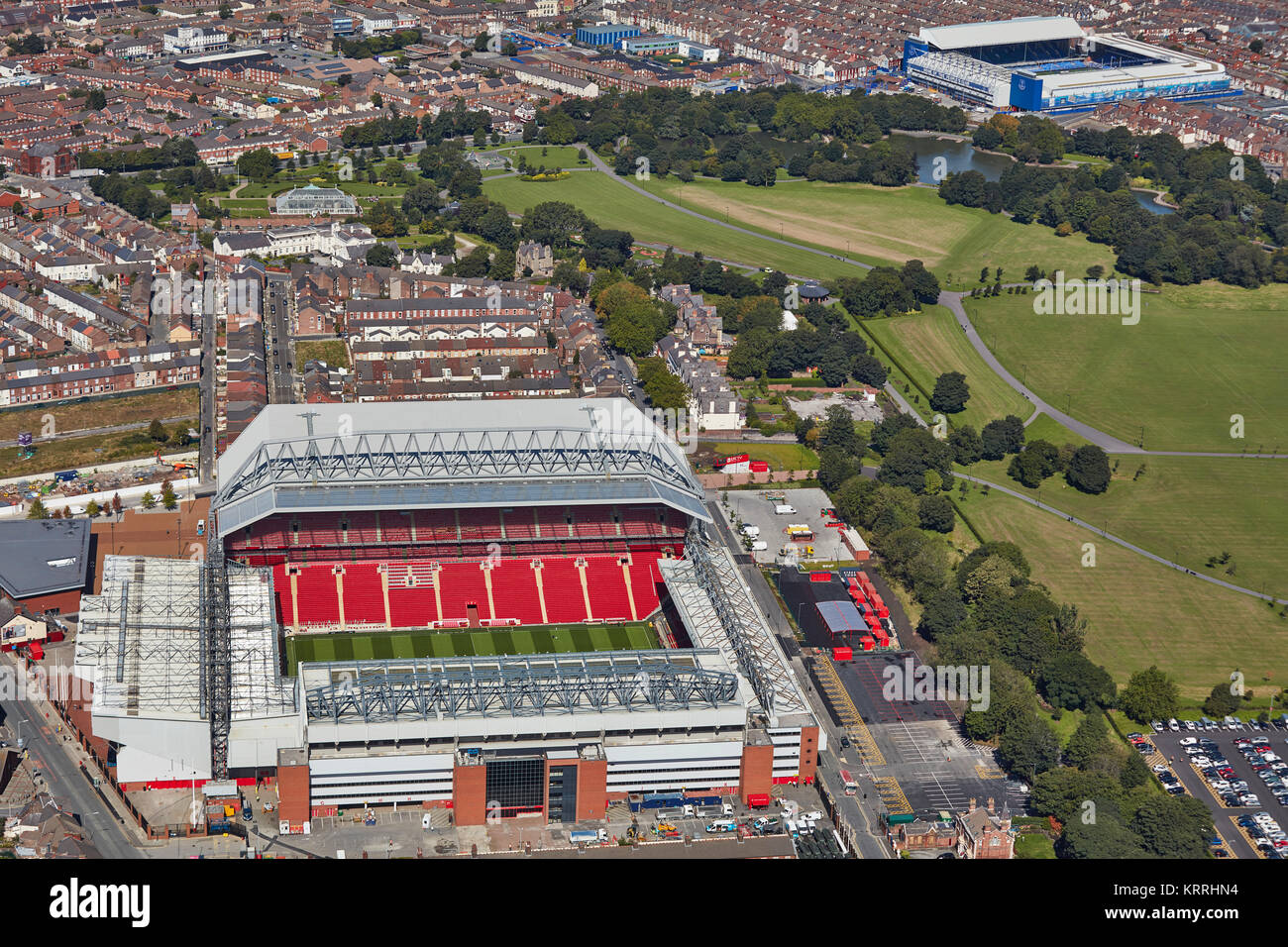 Una vista aérea de Liverpool Anfield mostrando en primer plano y en el fondo Goodison Park Foto de stock