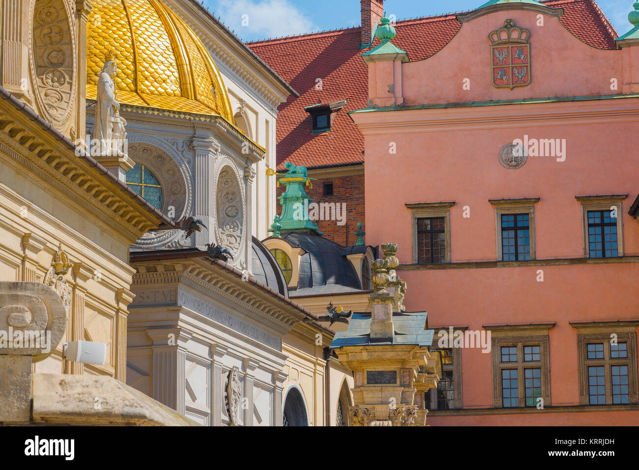 Wawel Cracovia, vista de detalle de la pared exterior sur de la catedral de Cracovia y los apartamentos adyacentes del Castillo Real de Wawel, Polonia. Foto de stock