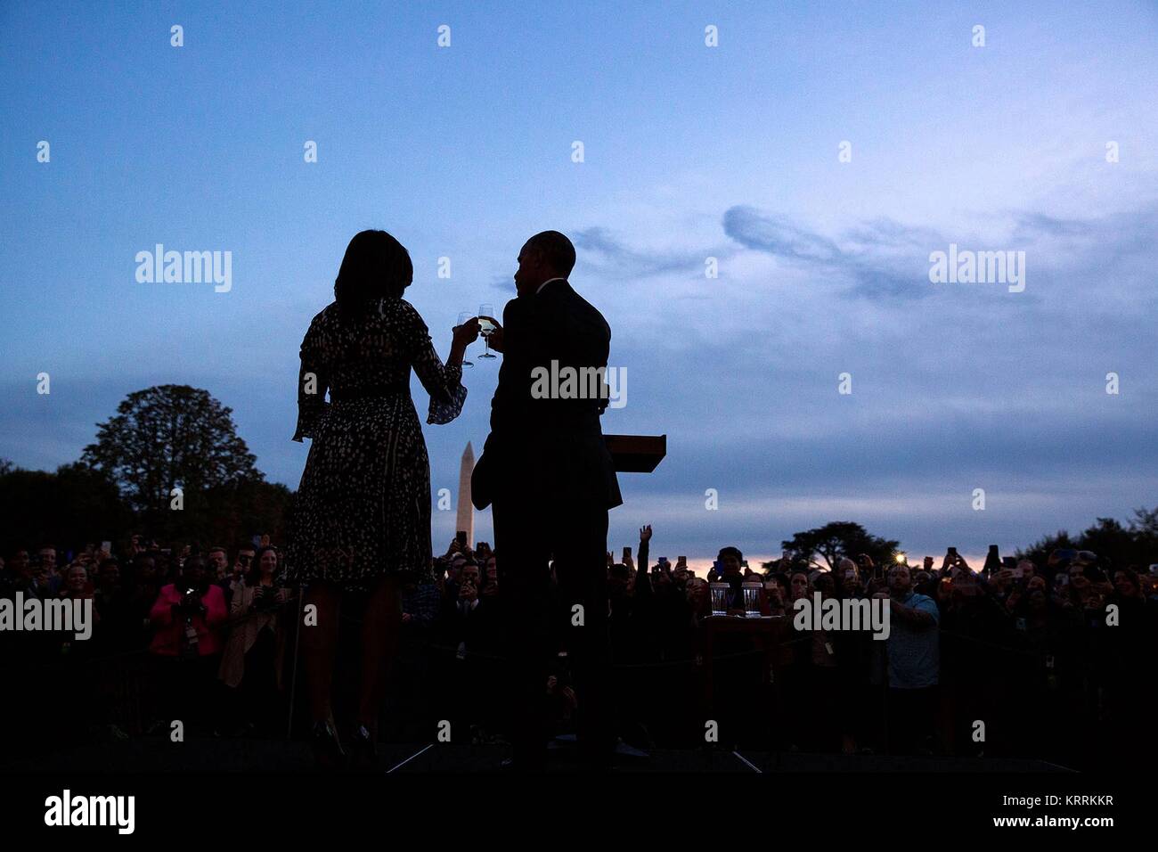 La Primera Dama de Estados Unidos, Michelle Obama y el presidente de Estados Unidos, Barack Obama, dar un cuarto trimestre tostadas al personal de la Casa Blanca en el Jardín Sur de la Casa Blanca el 14 de octubre de 2016 en Washington, DC. Foto de stock
