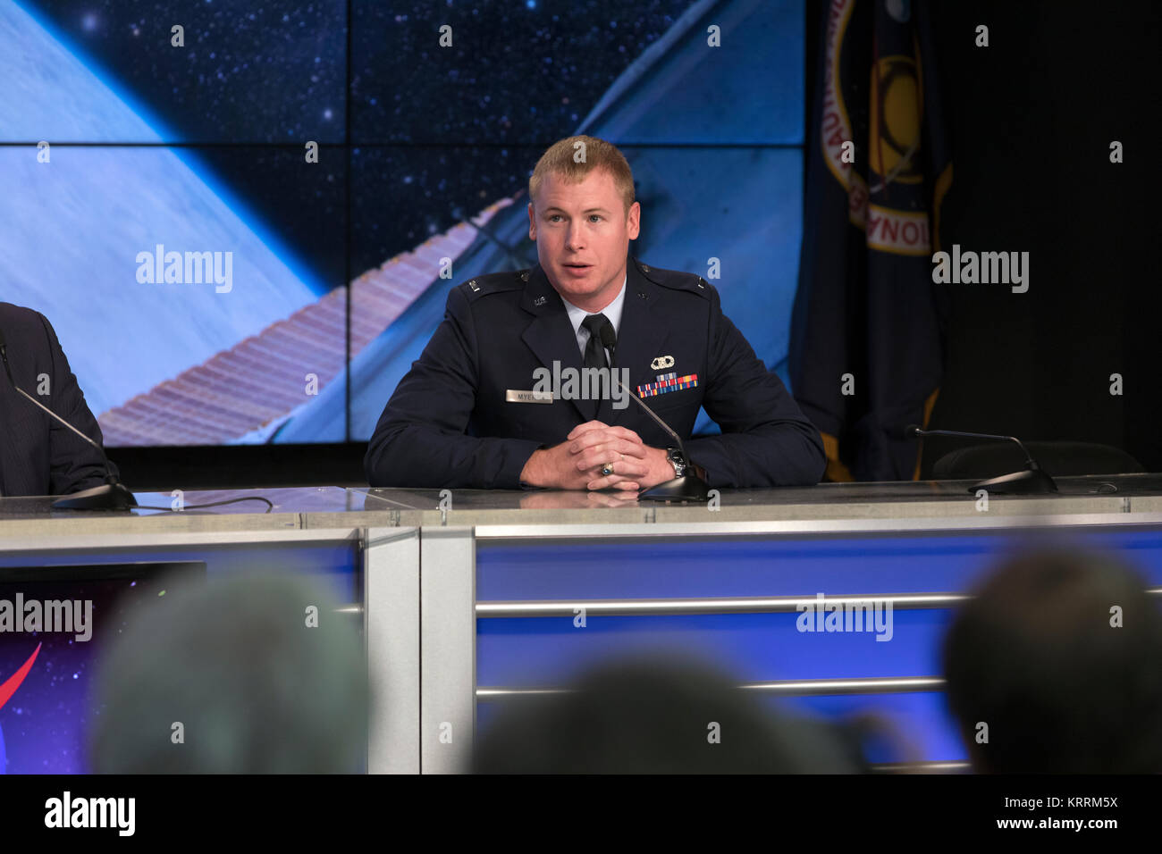 La Fuerza Aérea de los EE.UU. Tiempo oficial David Myers, habla durante una conferencia de prensa pre-lanzamiento por el cohete SpaceX Falcon 9 CRS-13 comercial misión de reabastecimiento de la Estación Espacial Internacional de la NASA en el Centro Espacial Kennedy sitio Prensa Auditorio Diciembre 12, 2017 en Merritt Island, Florida. Foto de stock