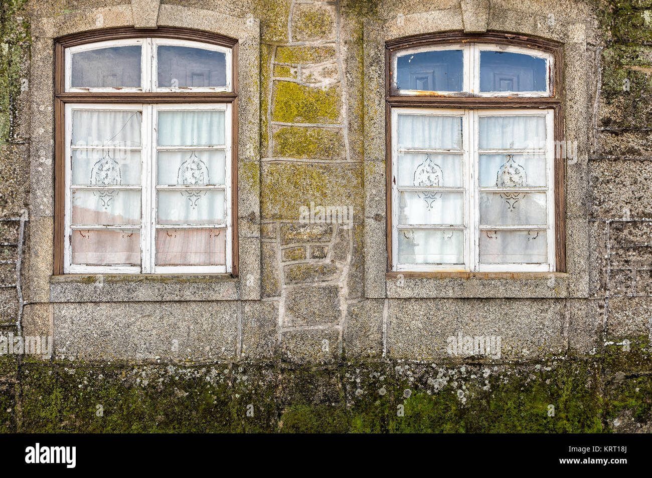 Dos ventanas viejas en una pequeña ciudad en Portugal. Foto de stock