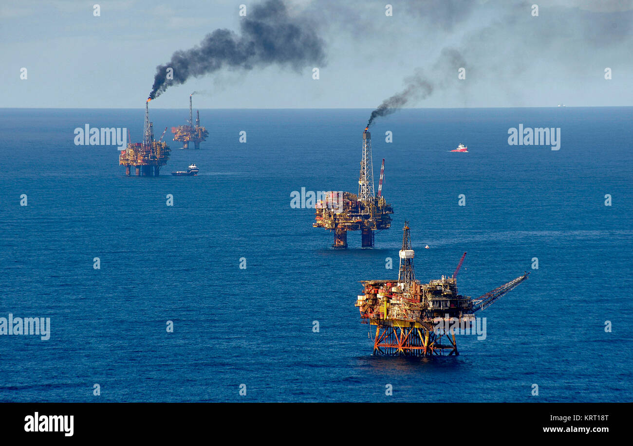 Mar del Norte, la producción de petróleo con plataformas. Vista aérea. Campo de petróleo Brent. Foto de stock