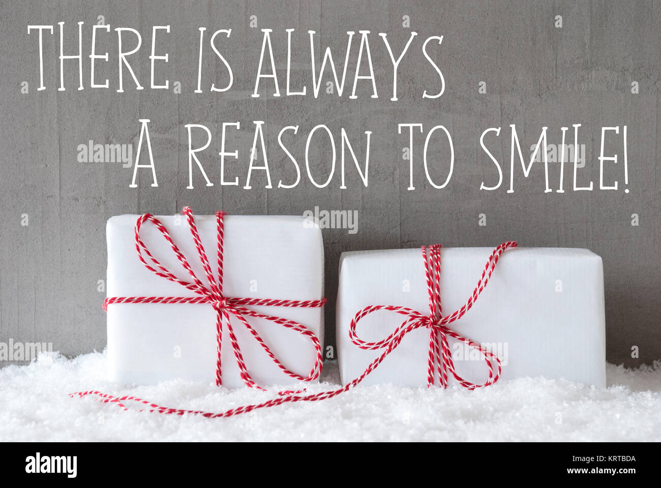 Texto en inglés citar siempre hay una razón para sonreír. Dos blancos  regalos de Navidad o regalos en la nieve. Muro de cemento como fondo.  Estilo urbano y moderno. Tarjeta para cumpleaños