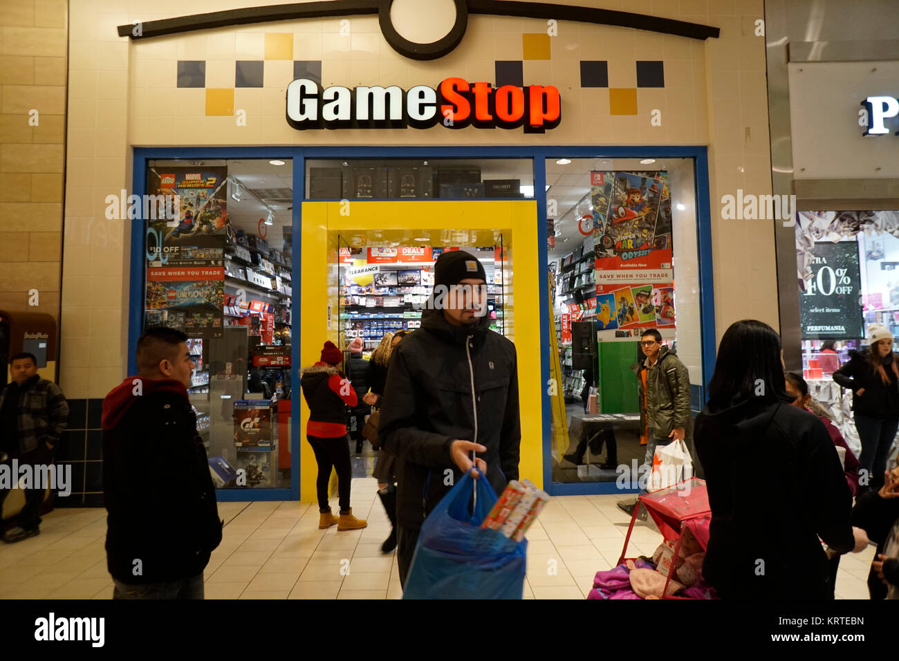 Gamestop store queens center mall fotografías e imágenes de alta