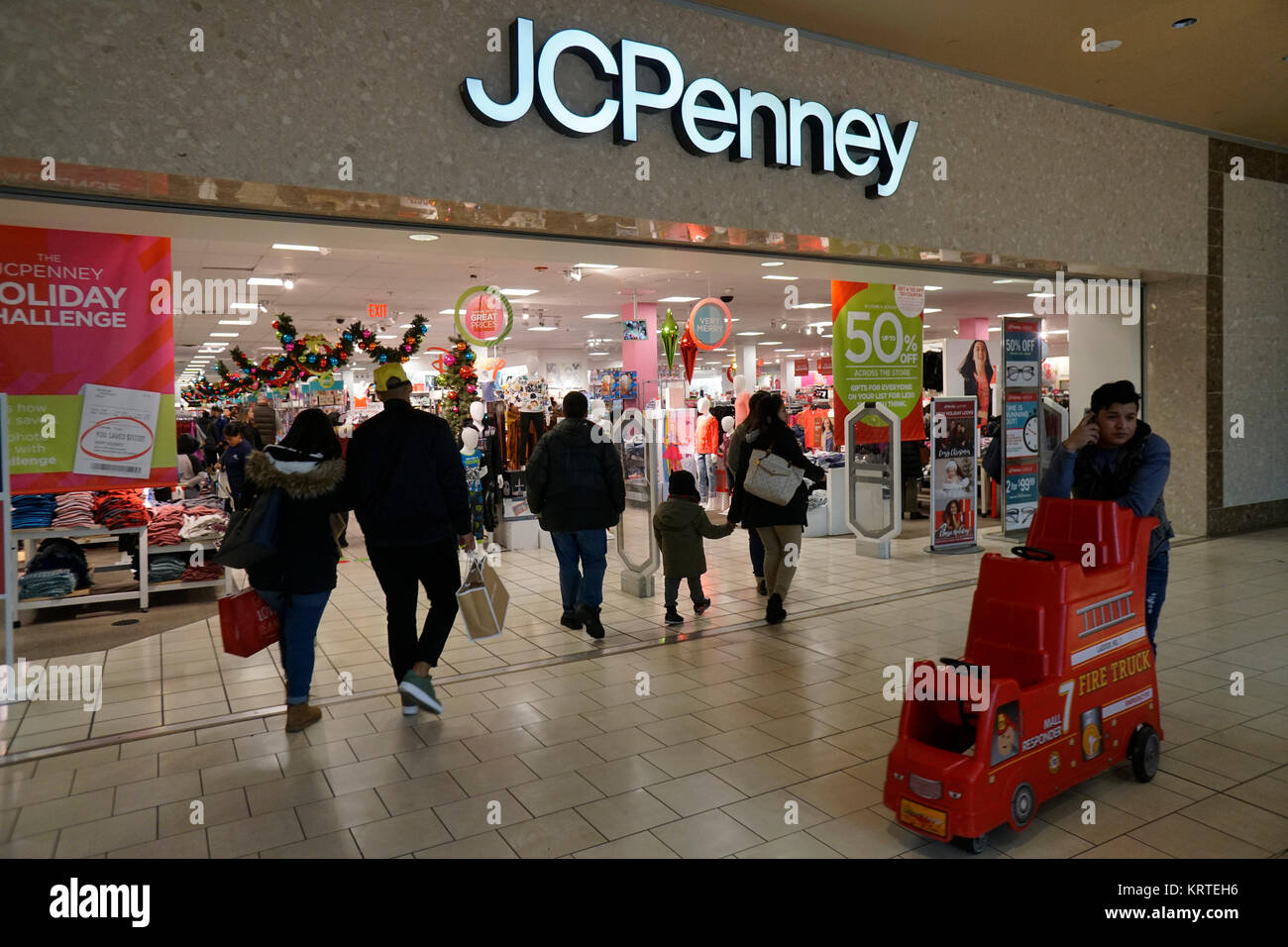 Los compradores fuera de la tienda JCPenney en el Queens Center Mall, en el  barrio de Queens, en Nueva York, el domingo, 17 de diciembre de 2017, una  semana antes de Navidad.