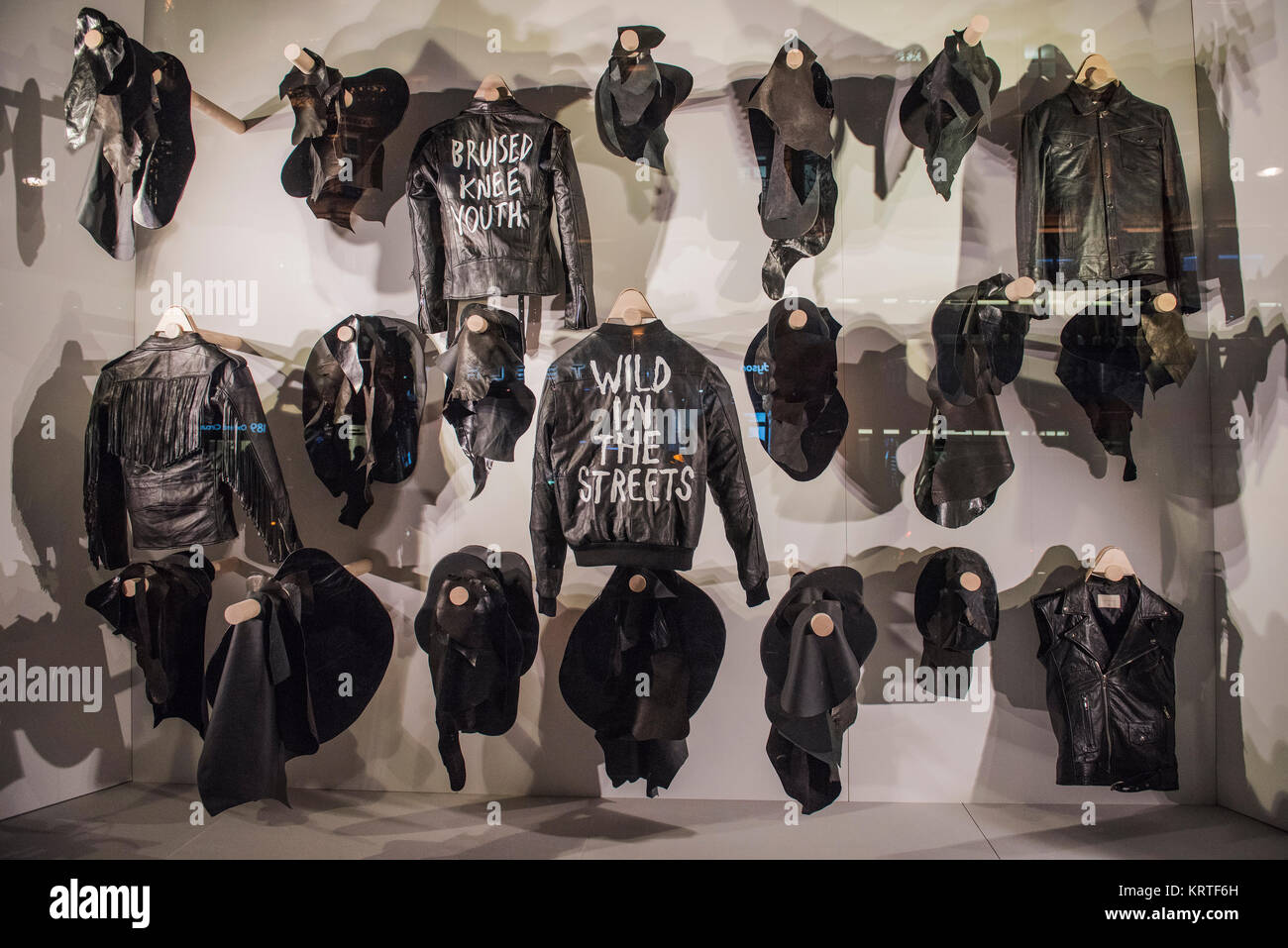 Londres, Reino Unido - 19 de febrero, 2017: chaquetas de cuero en una tienda  de ropa en Londres, en la famosa calle Oxford Street Fotografía de stock -  Alamy