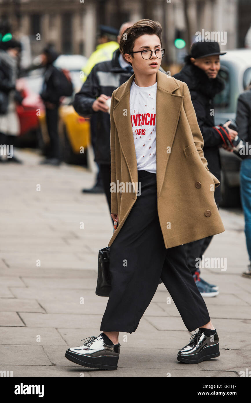 Londres, Inglaterra - Febrero 19, 2017: elegante traje durante la Semana de  la Moda de Londres Fotografía de stock - Alamy