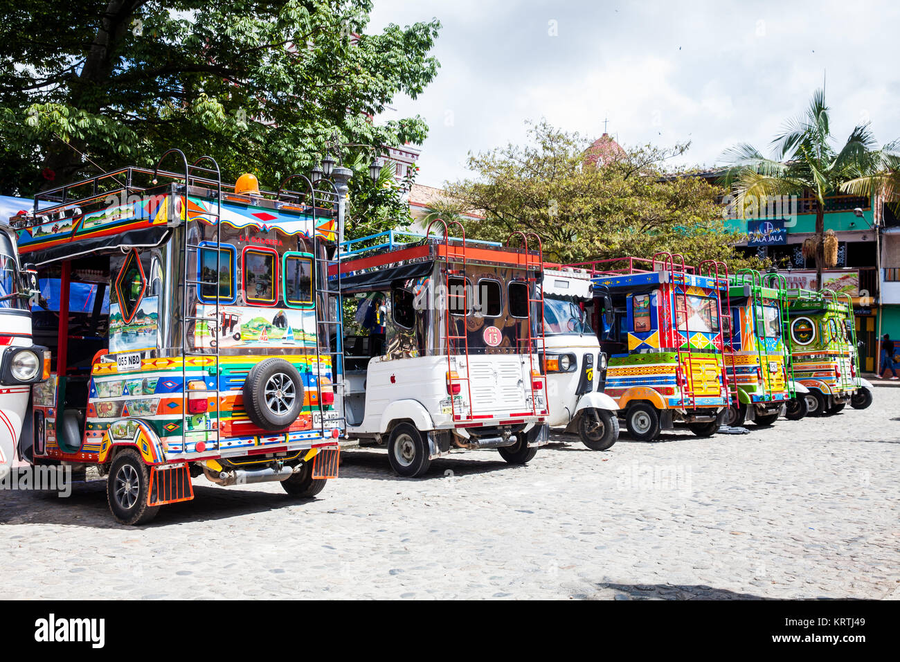 Motor-triciclos decorados como chivas tradicional colombiana en la colorida ciudad Guatape Fotografía de stock - Alamy