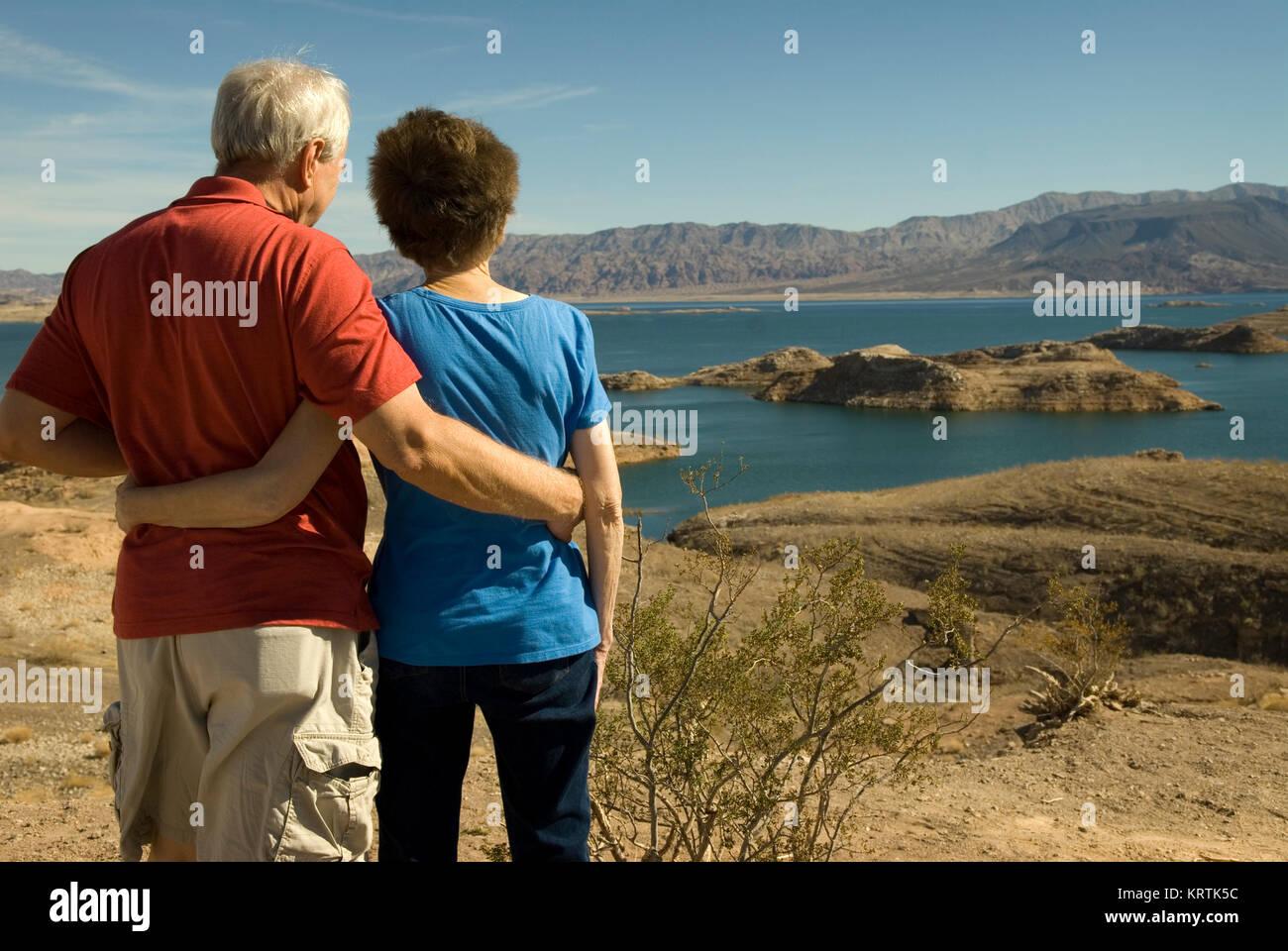 La pareja está en la playa en Lake Mead National Recreation Area de Nevada, EE.UU. Foto de stock