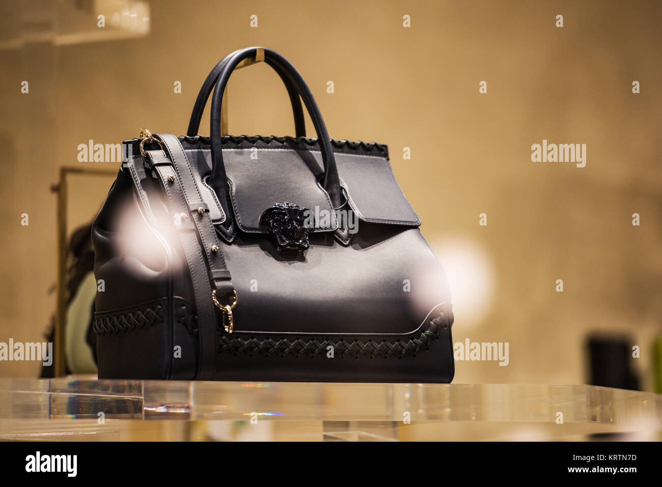 Bolsos de moda italia fotografías e imágenes de alta resolución - Página 2  - Alamy