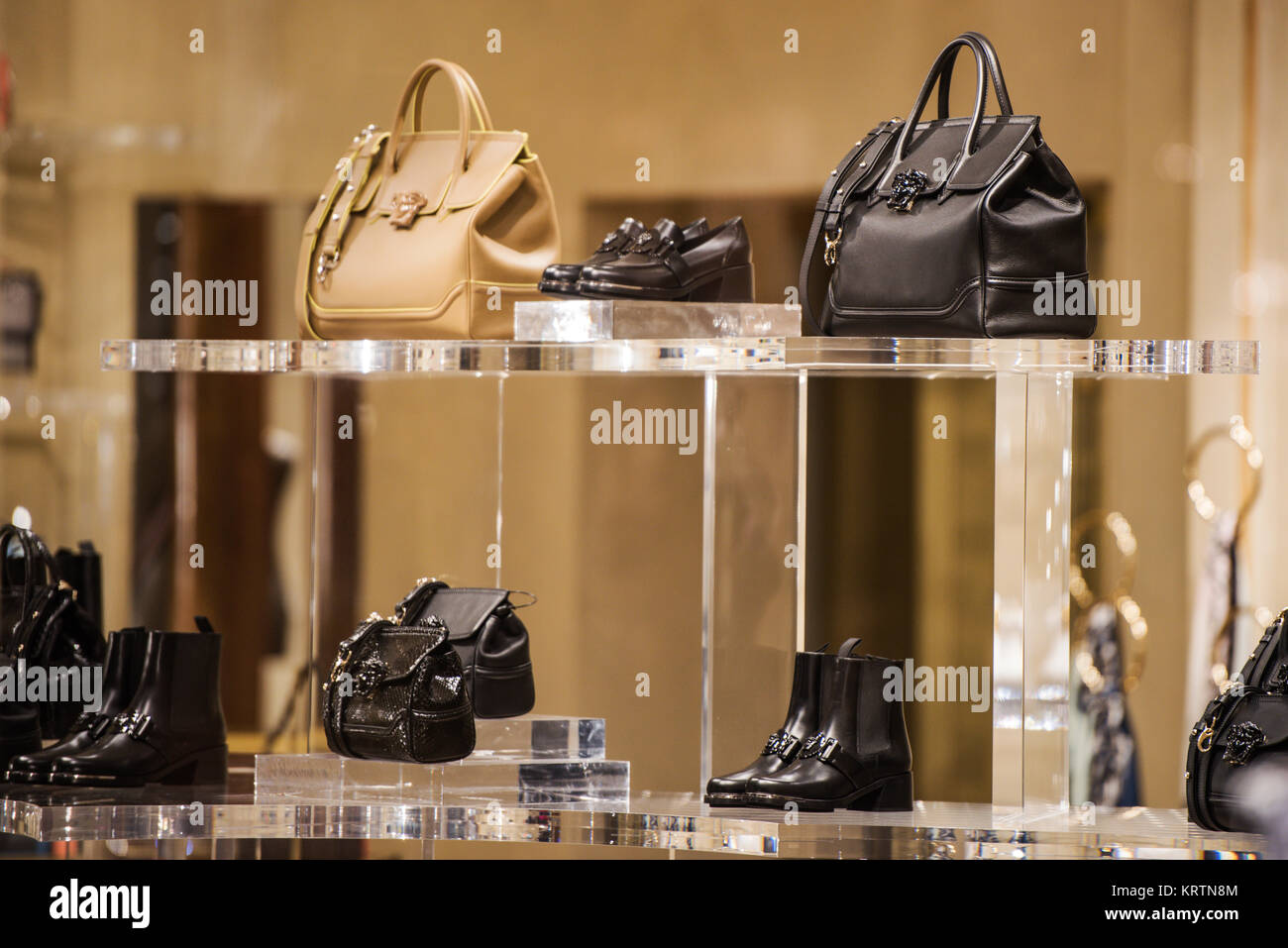 Milán, Italia - 10 de noviembre de 2016: la mujer carteras y bolsos en una  tienda de Versace en el distrito de la moda de Milán Fotografía de stock -  Alamy