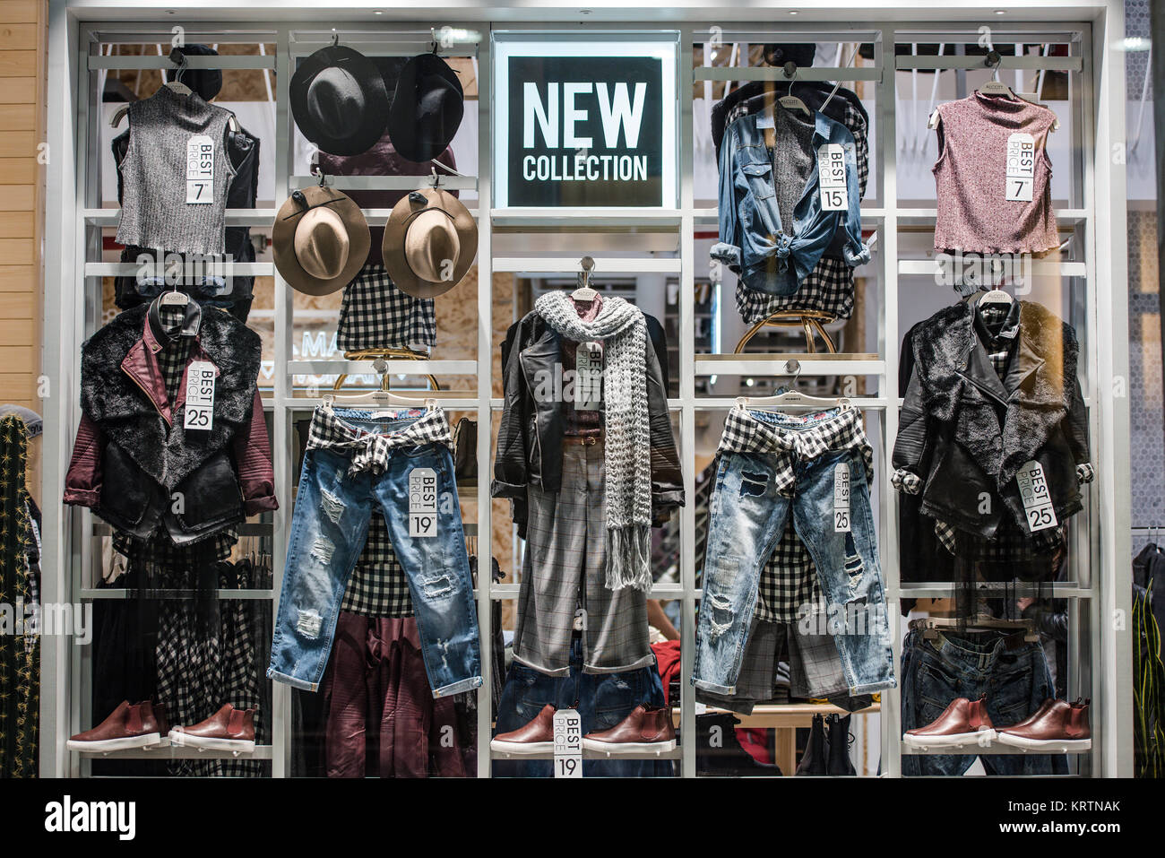 Milán, Italia - de noviembre de 2016: en una tienda de ropa en el distrito la moda de Milán Fotografía de stock - Alamy