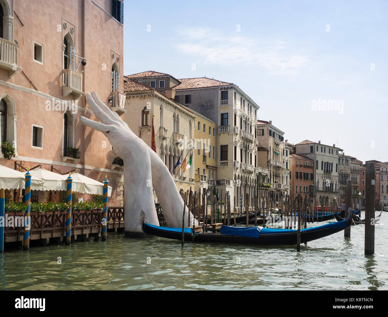 Venecia, Italia: escultura (titulado Apoyo) por Lorenzo Quinn para la Bienal de Venecia de 2017. Las manos gigantescas apoya los lados del Ca' Sagredo Hotel Foto de stock