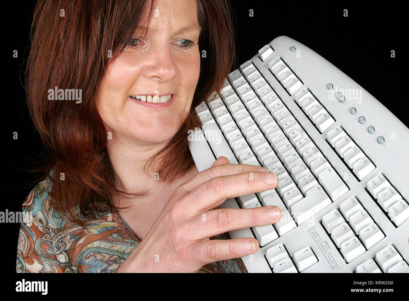 Mujer con un teclado de PC Foto de stock