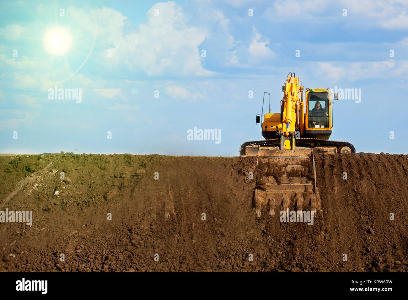 Cerca de un sitio de construcción excavadora Foto de stock