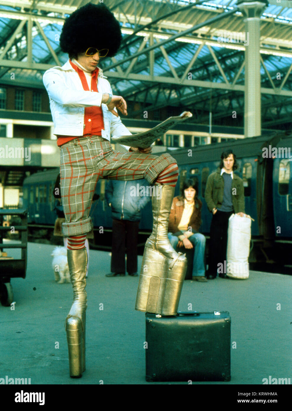 Hombre en 70s ropa, zapatos con plataforma, Inglaterra, Gran Bretaña Fotografía stock Alamy