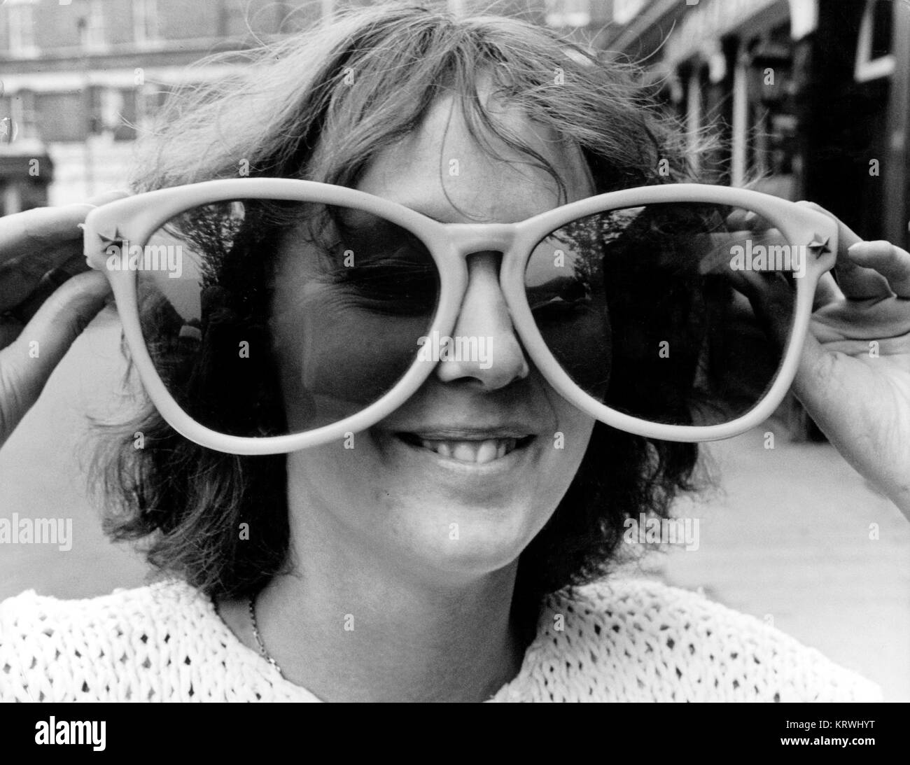 Enormes lentes Imágenes de stock en blanco y negro - Alamy