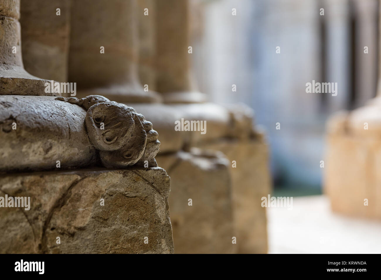 La pequeña figura sobre la base de una columna del claustro de la Catedral de Ciudad Rodrigo. España. Foto de stock
