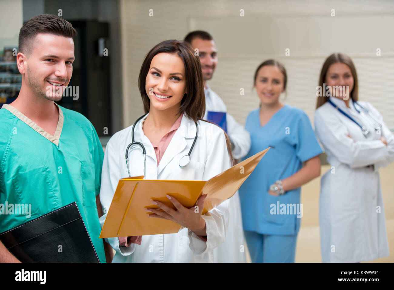 La clínica, la profesión, la gente, la salud y la medicina concepto - feliz grupo de médicos o médicos en el hospital el corredor Foto de stock