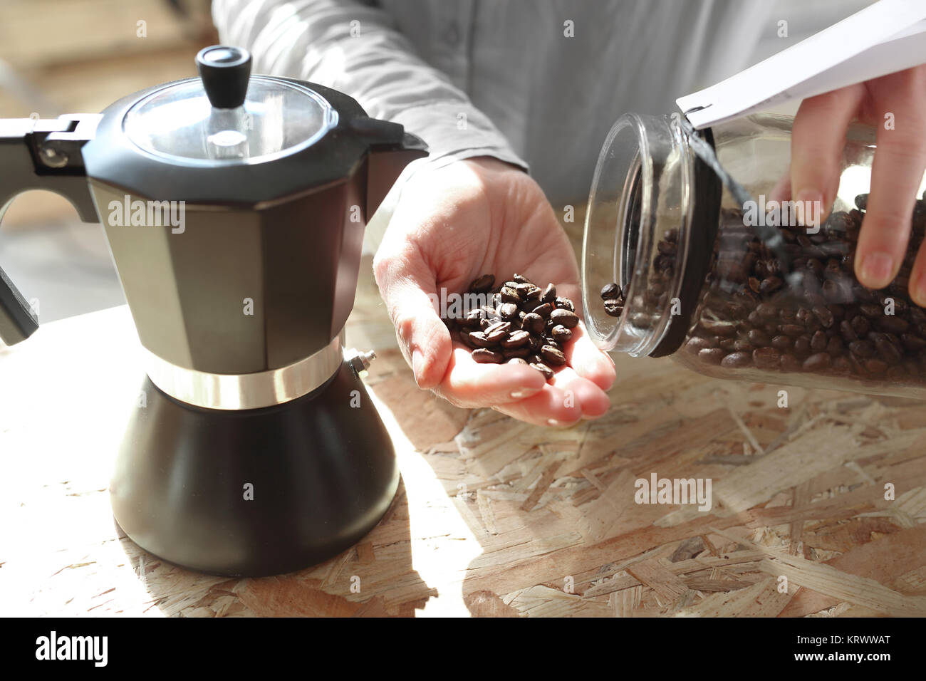 Barista prepara café. presión cafetera eléctrica cafetera tetera para hacer  café Fotografía de stock - Alamy