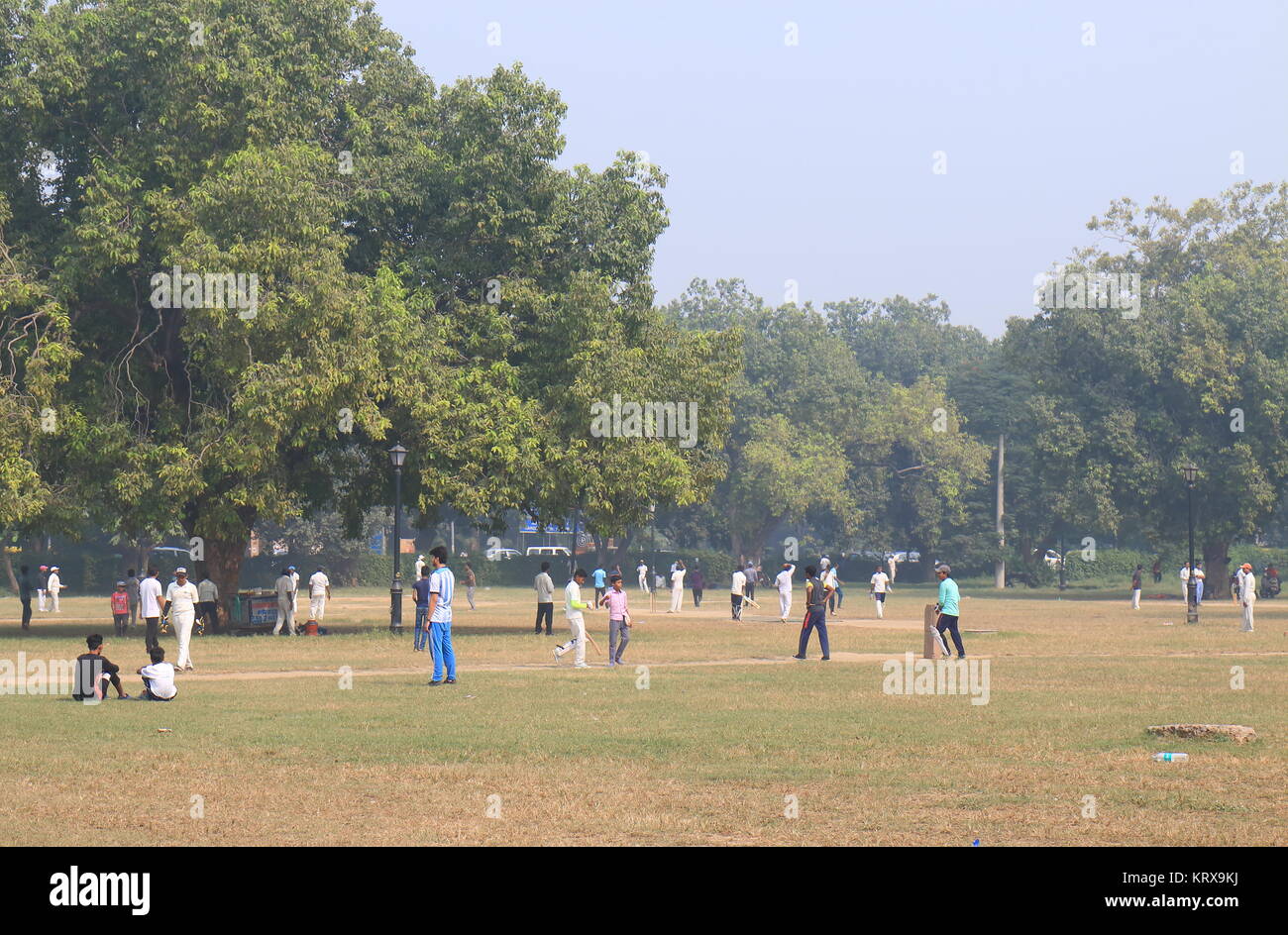 La gente jugar cricket en agosto Kranti Maidan park Nueva Delhi India Foto de stock