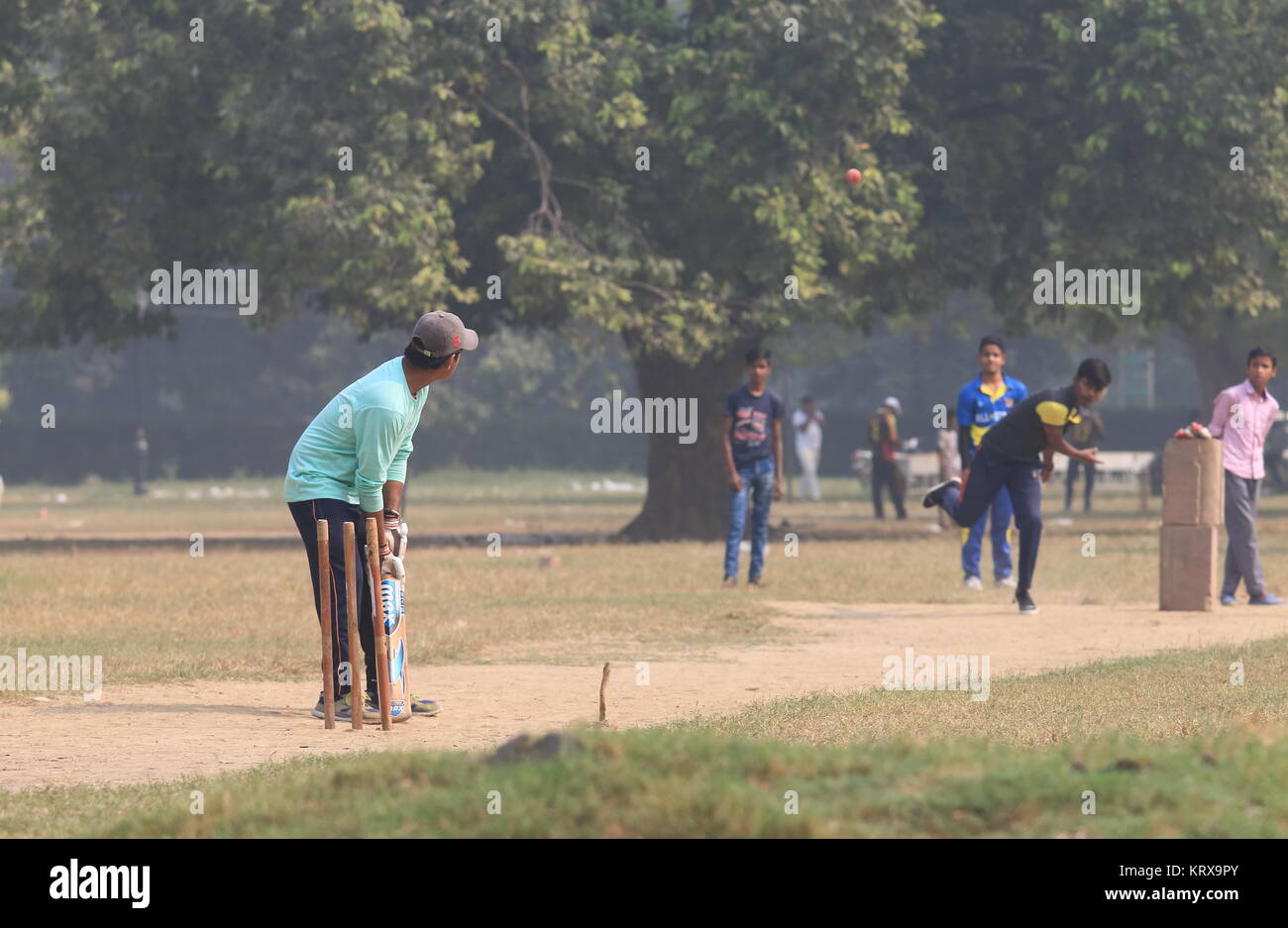 La gente jugar cricket en agosto Kranti Maidan park Nueva Delhi India Foto de stock