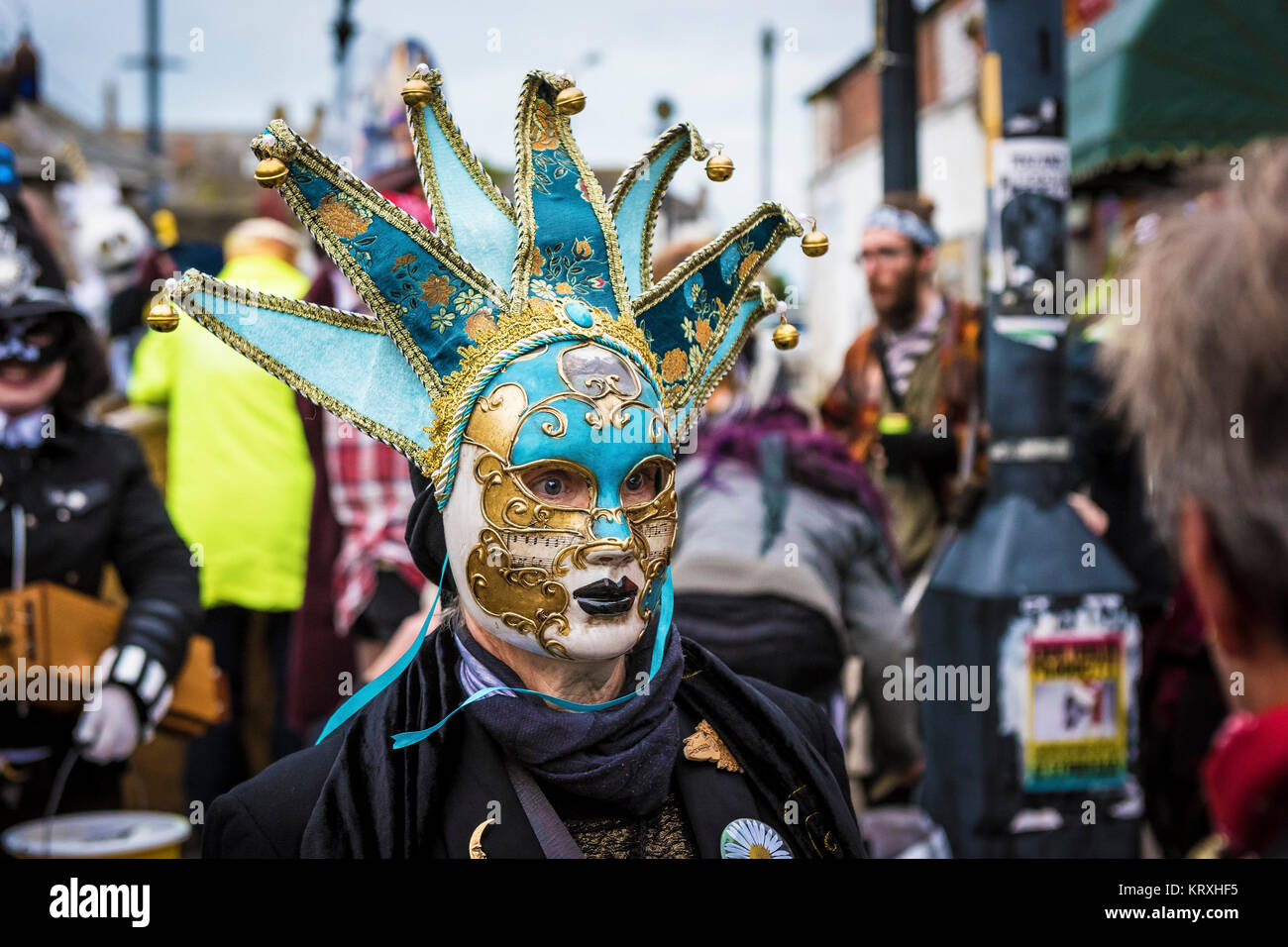 Penzance, Cornwall, Reino Unido. El 21 de diciembre de 2017. El anual Festival Montol celebra tradicionalmente en el solsticio de invierno y la Fiesta de Santo Tomás Apóstol. Disfraz bailando, paseando por bandas y coloridos trajes todo acompañado por música en vivo como la procesión teje su camino a través de las calles de Penzance. Crédito: Gordon Scammell/Alamy Live News Foto de stock