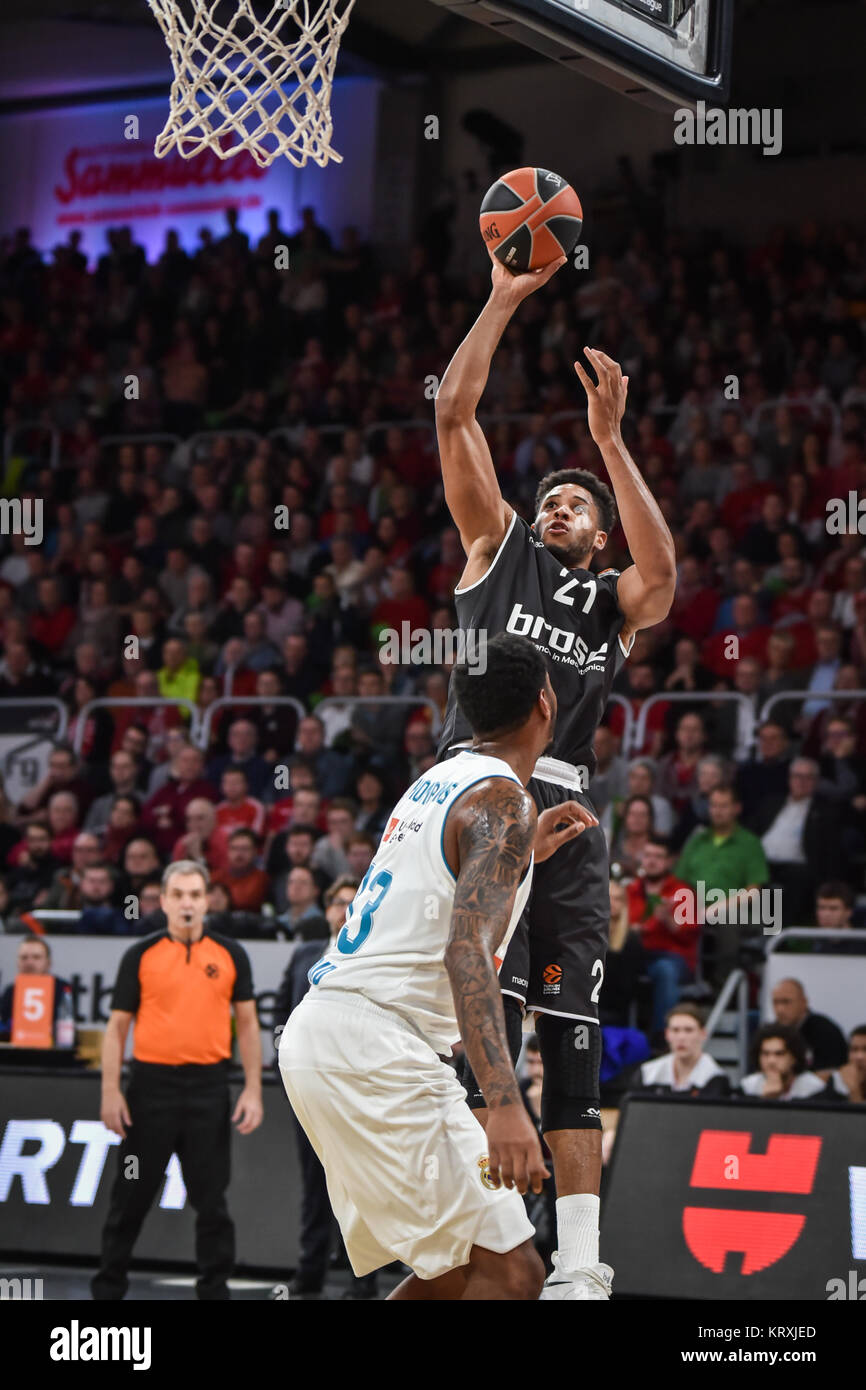 Bamberg, Alemania. 21 dic, 2017. Baloncesto - Euroliga - Brose Bamberg vs. Real Madrid - Imagen (L-R) Trey Thompkins (Real Madrid, #33) defiende Agustín Rubit (Brose Bamberg, #21). Crédito: Ryan Evans /Alamy Live News Foto de stock