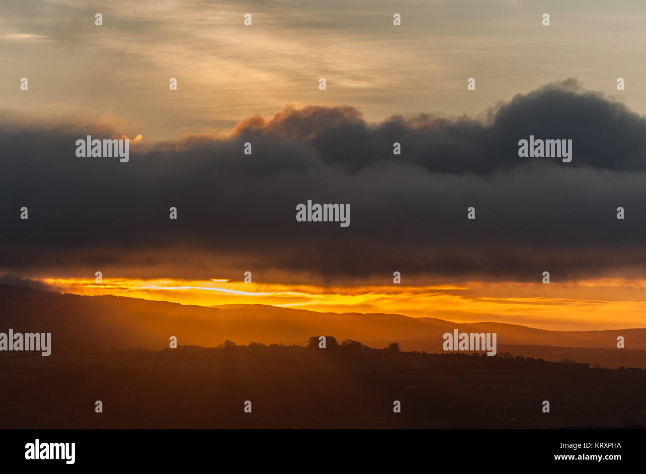 Ballydehob, Irlanda. El 22 de diciembre de 2017. El sol se oculta detrás de una nube al amanecer. Será misty en primera esta mañana con el día convertirse en seco y generalmente nublado con unos pocos puntos de llovizna. Muy suaves para esta época del año, con máximos de 10-12 grados centígrados. Crédito: Andy Gibson/Alamy Live News. Foto de stock