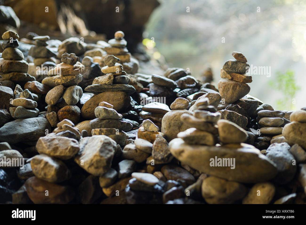Montones de piedras en equilibrio en al aire libre Foto de stock