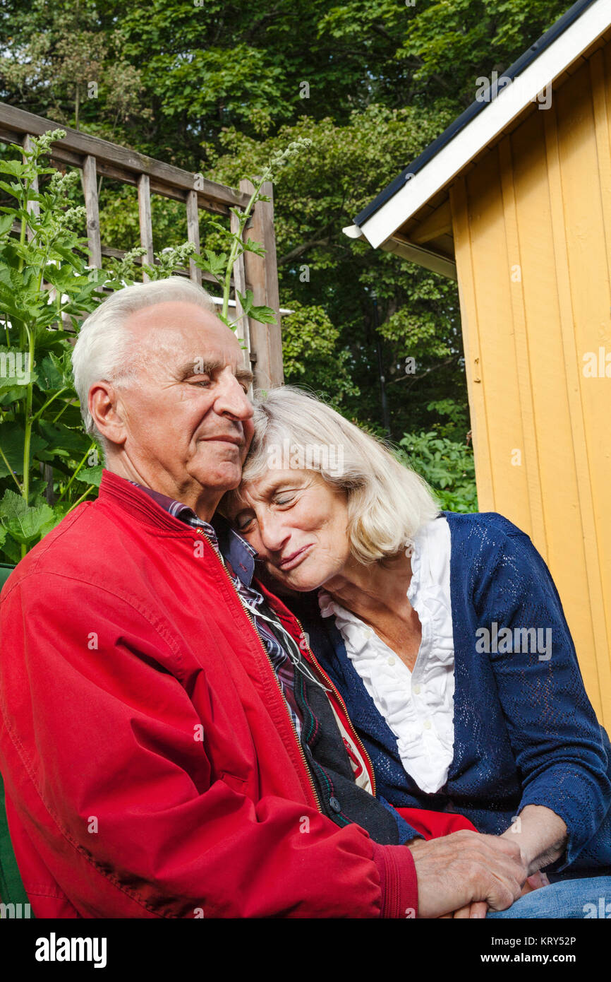 Las parejas ancianas sentados juntos Foto de stock