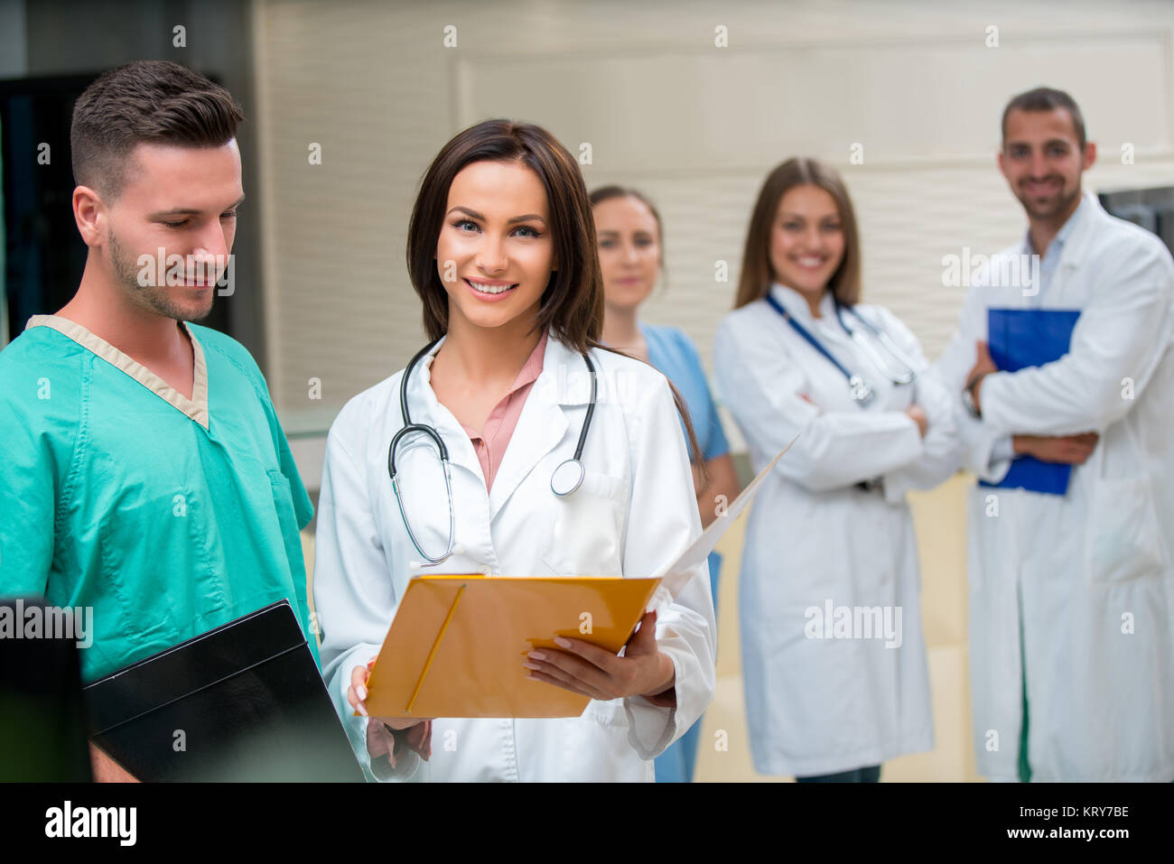 La clínica, la profesión, la gente, la salud y la medicina concepto - feliz grupo de médicos o médicos en el hospital el corredor Foto de stock