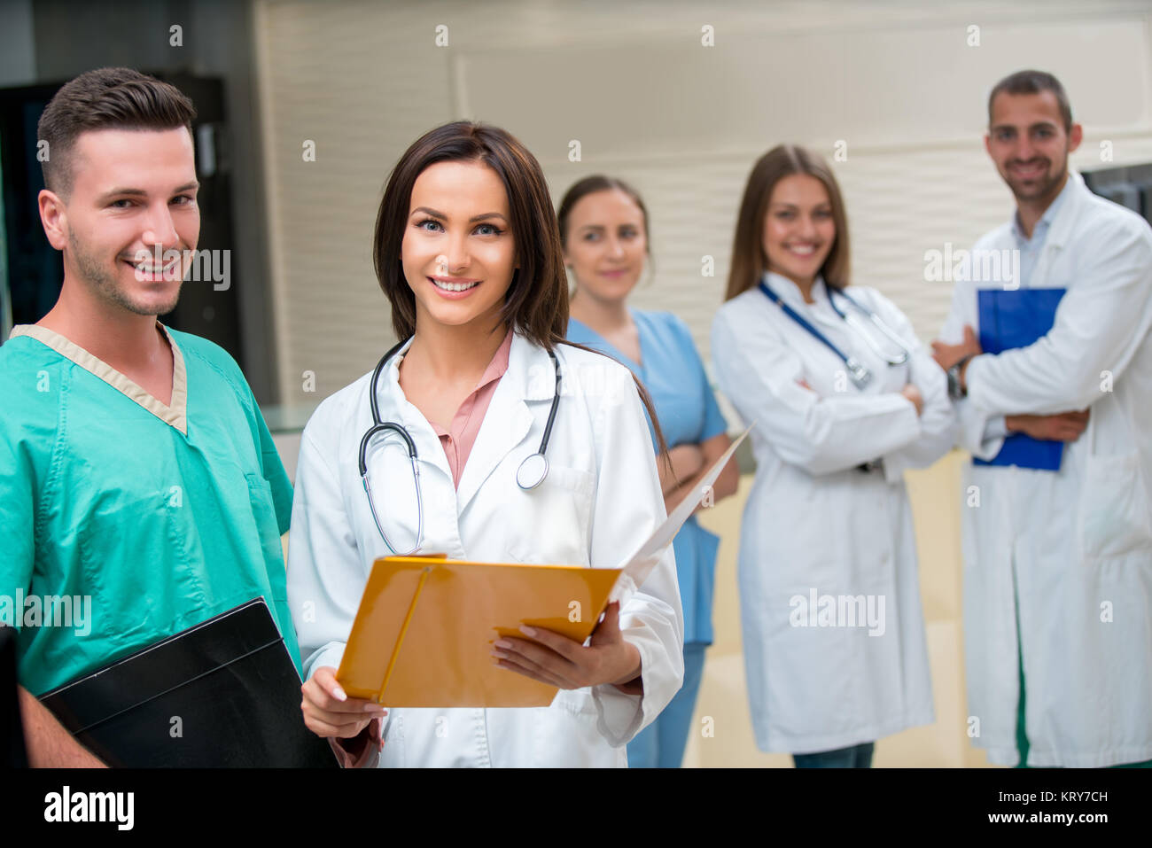 La clínica, la profesión, la gente, la salud y la medicina concepto - feliz grupo de médicos o médicos en el hospital el corredor Foto de stock