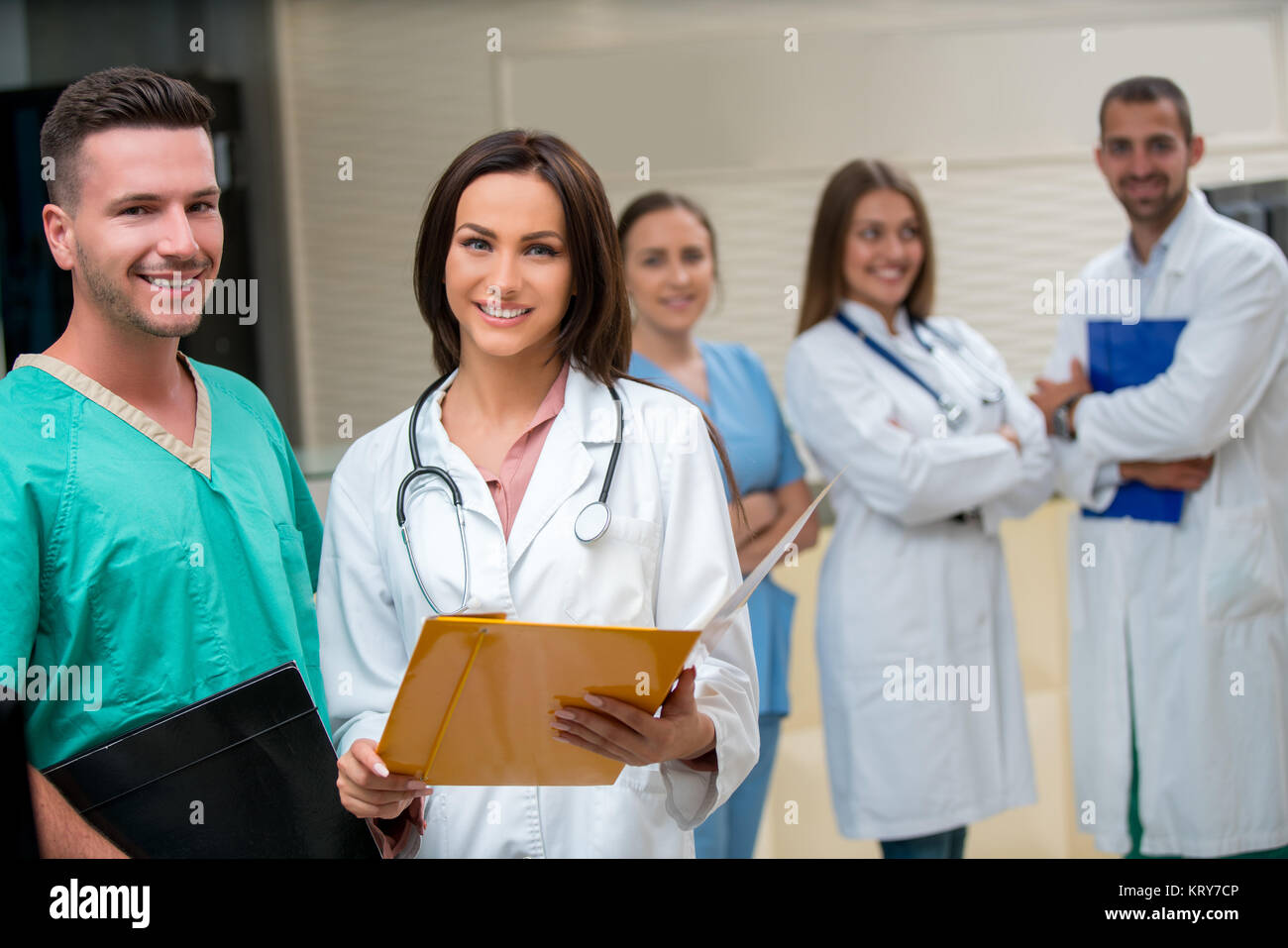 La clínica, la profesión, la gente, la salud y la medicina concepto - feliz grupo de médicos o médicos en el hospital el corredor Foto de stock