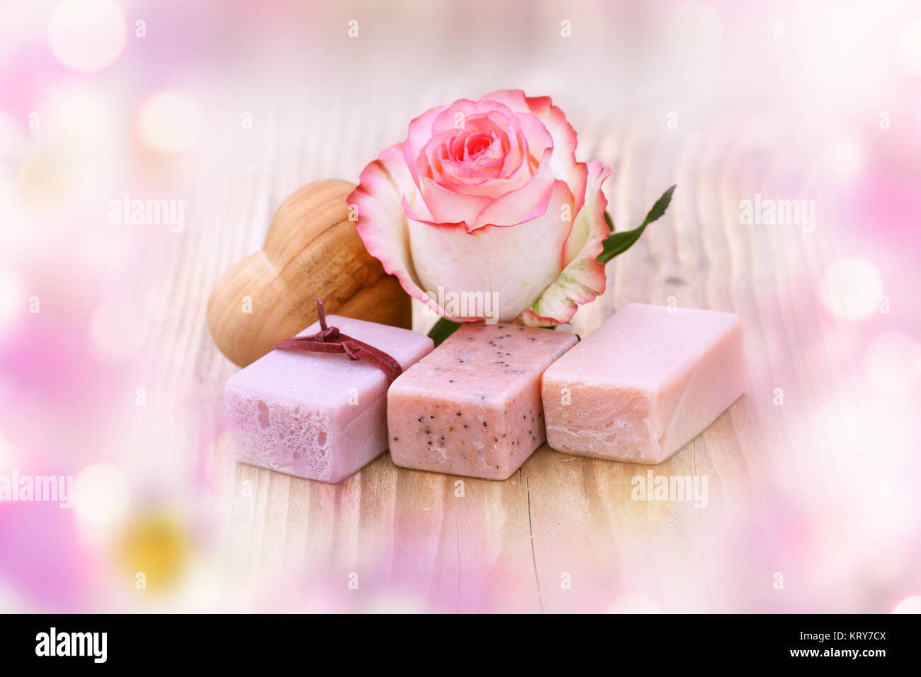 Spa bodegón con jabones aromáticos sobre un fondo en color rosado pastel con bokeh Foto de stock