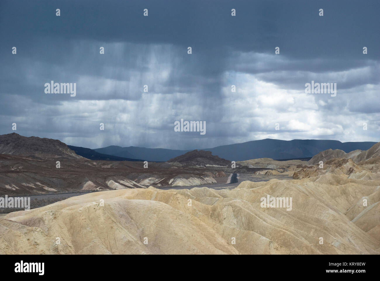 nubes de lluvia oscura sobre el punto zabriskie en el valle de la muerte, california Foto de stock