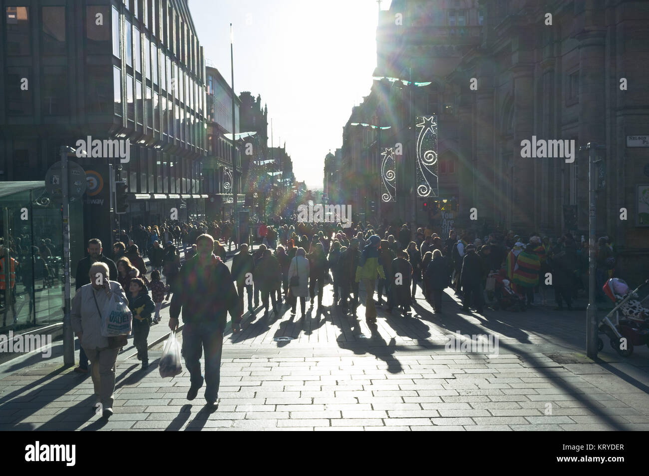 dh Buchanan Street GLASGOW ESCOCIA muchedumbres de gente de compras calles ocupadas que caminan en ciudades escocesas Foto de stock