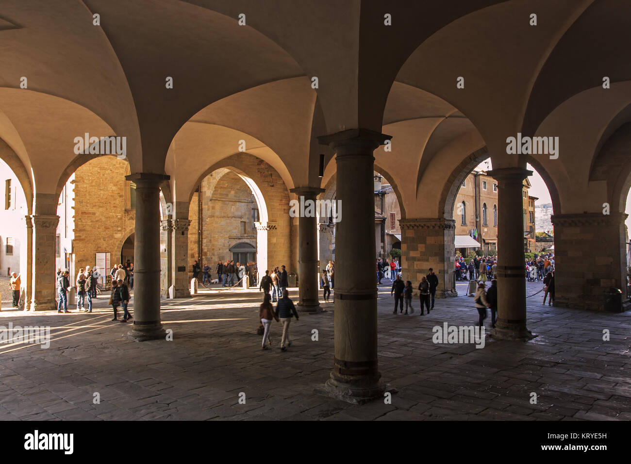 La antigua arcade medieval de Bérgamo, ciudad alta Foto de stock