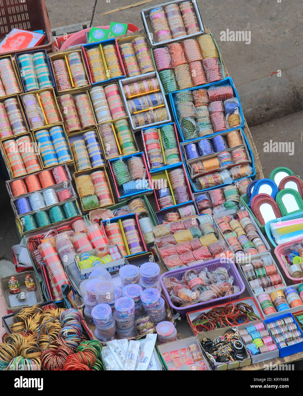 Pulseras para vender en Paharganj bazar principal mercado en el centro de  la ciudad de Nueva Delhi, India Fotografía de stock - Alamy