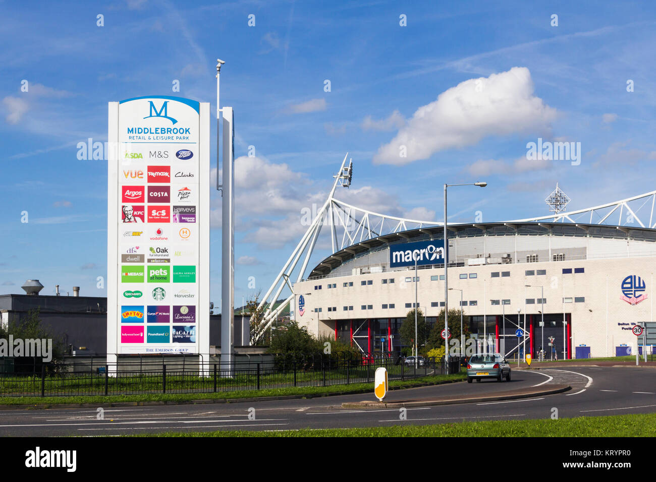 Los carteles cerca de la entrada de Middlebrook Retail Park, Horwich, adyacente a la Macron Stadium, hogar de Bolton Wanderers Football Club. Foto de stock