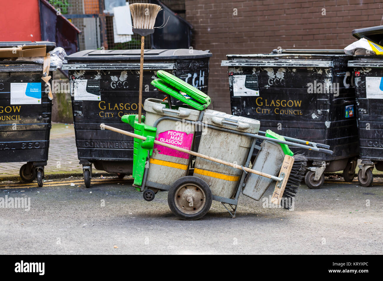 Una mano empuje dustcart en una calle del Reino Unido Foto de stock