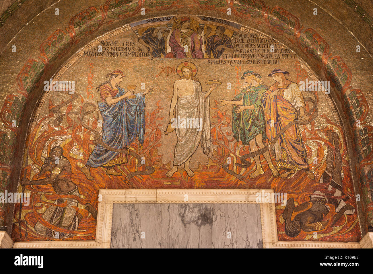 Londres, Gran Bretaña - Septiembre 17, 2017: El mosaico de Jesucristo en la catedral de Westminster con el vino y el pan simbólico Foto de stock