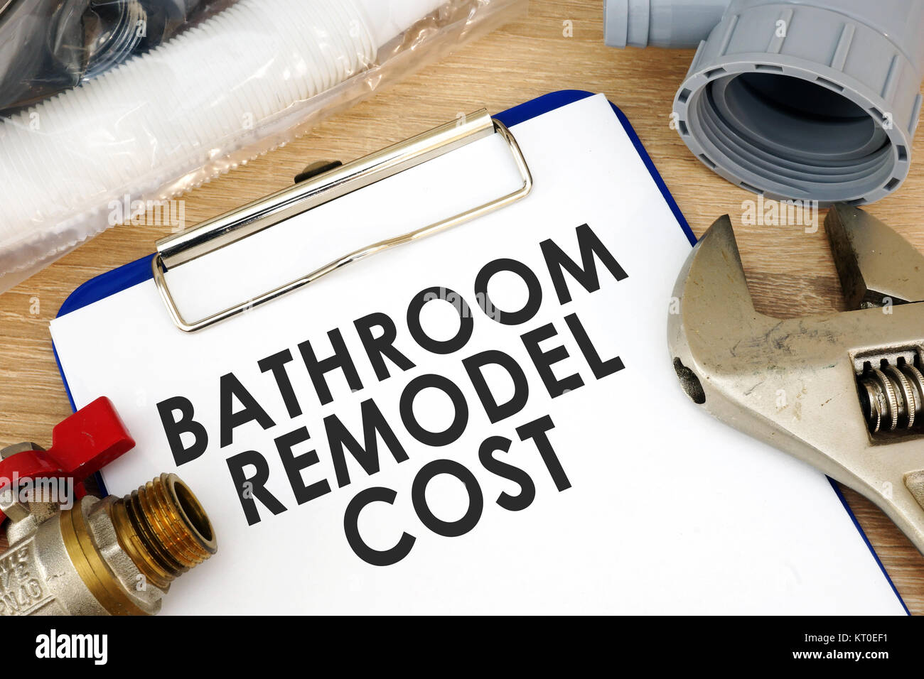 Portapapeles con palabras de los costos de remodelación del baño. Estimación de renovación. Foto de stock