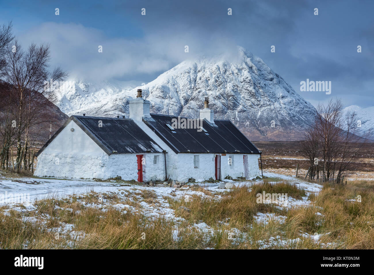 Blackrock Cottage, Rannoch Moor Buachaille Etive Mor hace un impresionante telón de fondo a Blackrock Cottage a la entrada de Glencoe, Scotland, Reino Unido Foto de stock