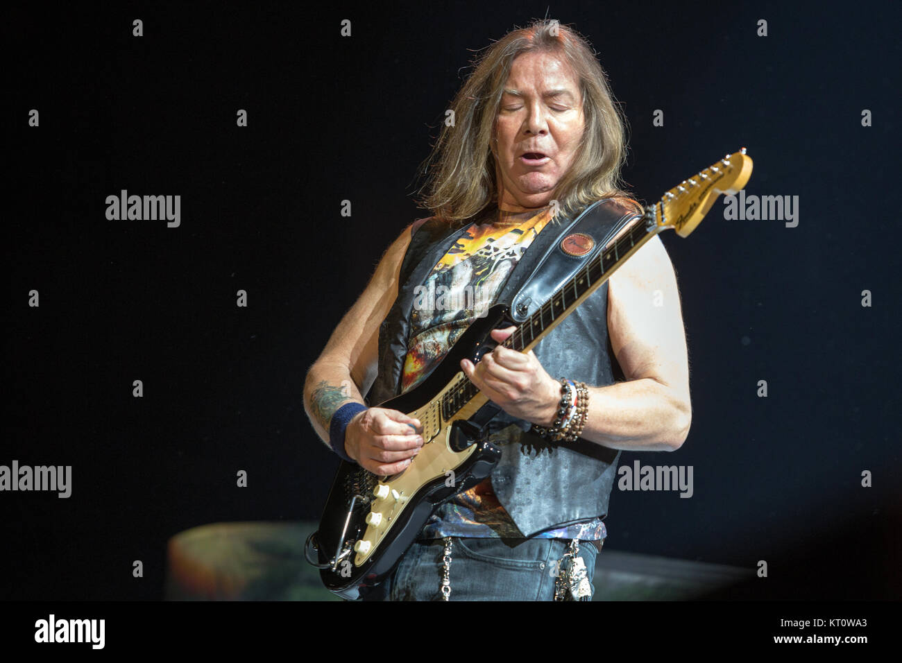 Iron Maiden, la banda de heavy metal Inglés, realiza un concierto en vivo  en Telenor Arena de Oslo. Aquí el guitarrista Dave Murray es visto en vivo  en el escenario. Noruega, el