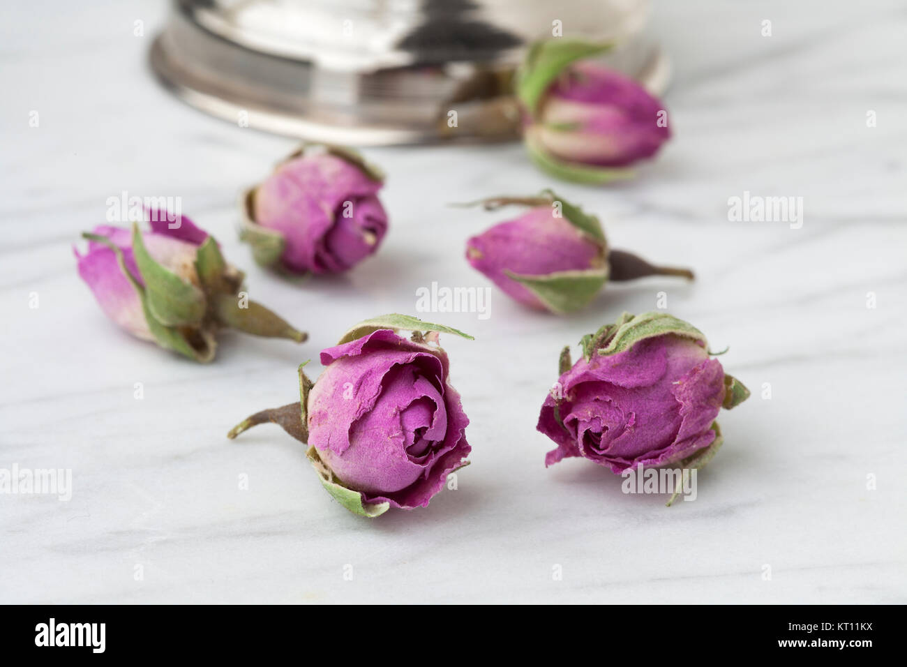 Montón de capullos de rosa secos para hacer agua de rosas Foto de stock