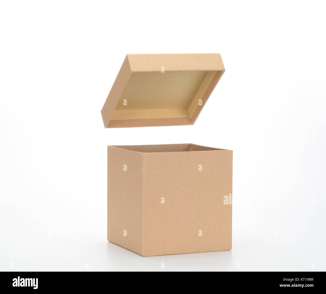 Caja de cartón en forma de cubo con tapa elevada, sobre fondo blanco