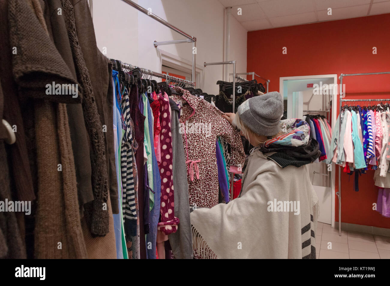 Barrio Receptor Menos que Niña tiendas de ropa de segunda mano Fotografía de stock - Alamy