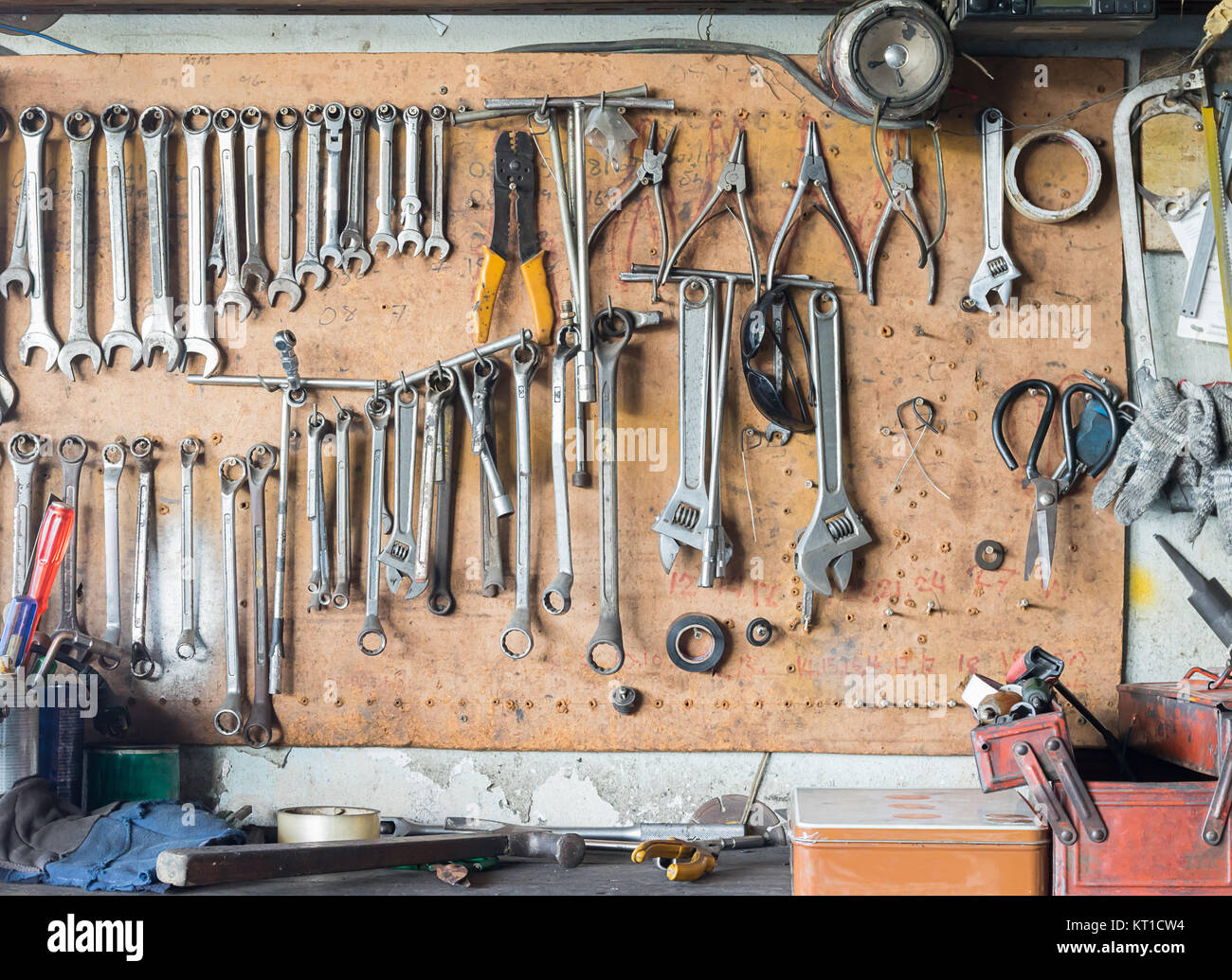 Estante para herramientas contra una pared Fotografía de stock - Alamy