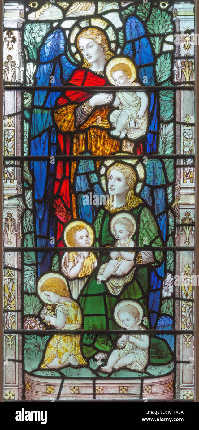 Londres, Gran Bretaña - Septiembre 17, 2017: Los Ángeles con los niños en las vidrieras en la iglesia Holy Trinity Brompton. Foto de stock